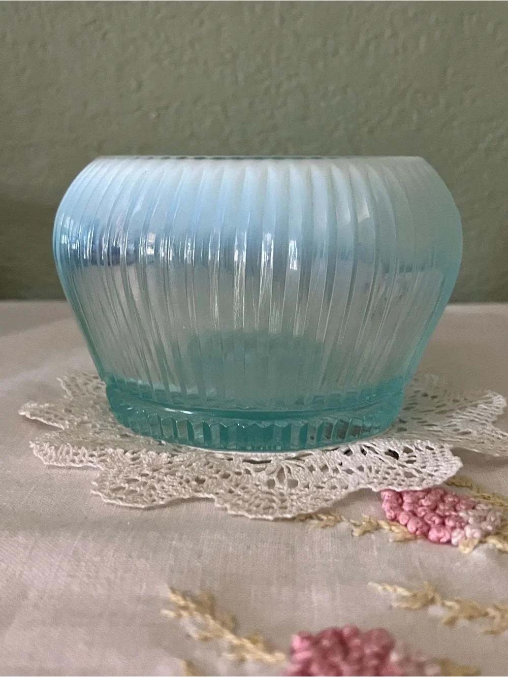 Vintage 1980s Fenton French Opalescent Rib Optic Glass Rose Bowl Vase, magnese